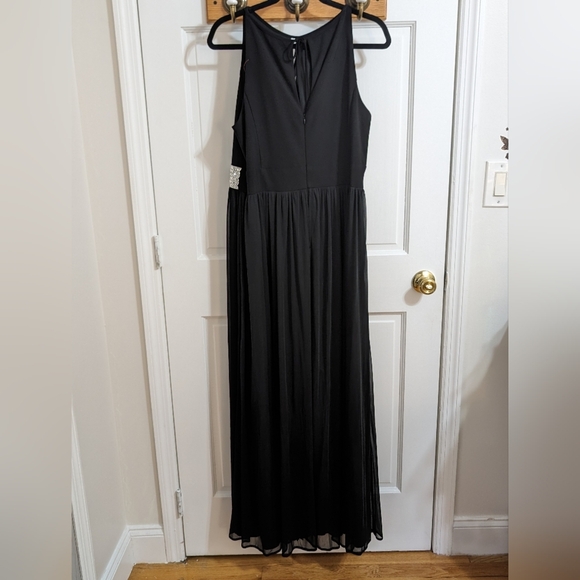 Maxi Dress with Keyhole Cutout, Halterneck and Flowing Skirt - Picture 7 of 15